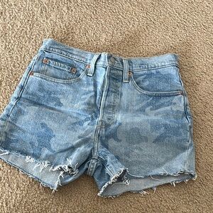 Levi 501 denim shorts camo pattern 27